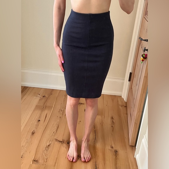 Wilfred (aritzia) - Pencil Skirt Navy - Picture 2 of 6